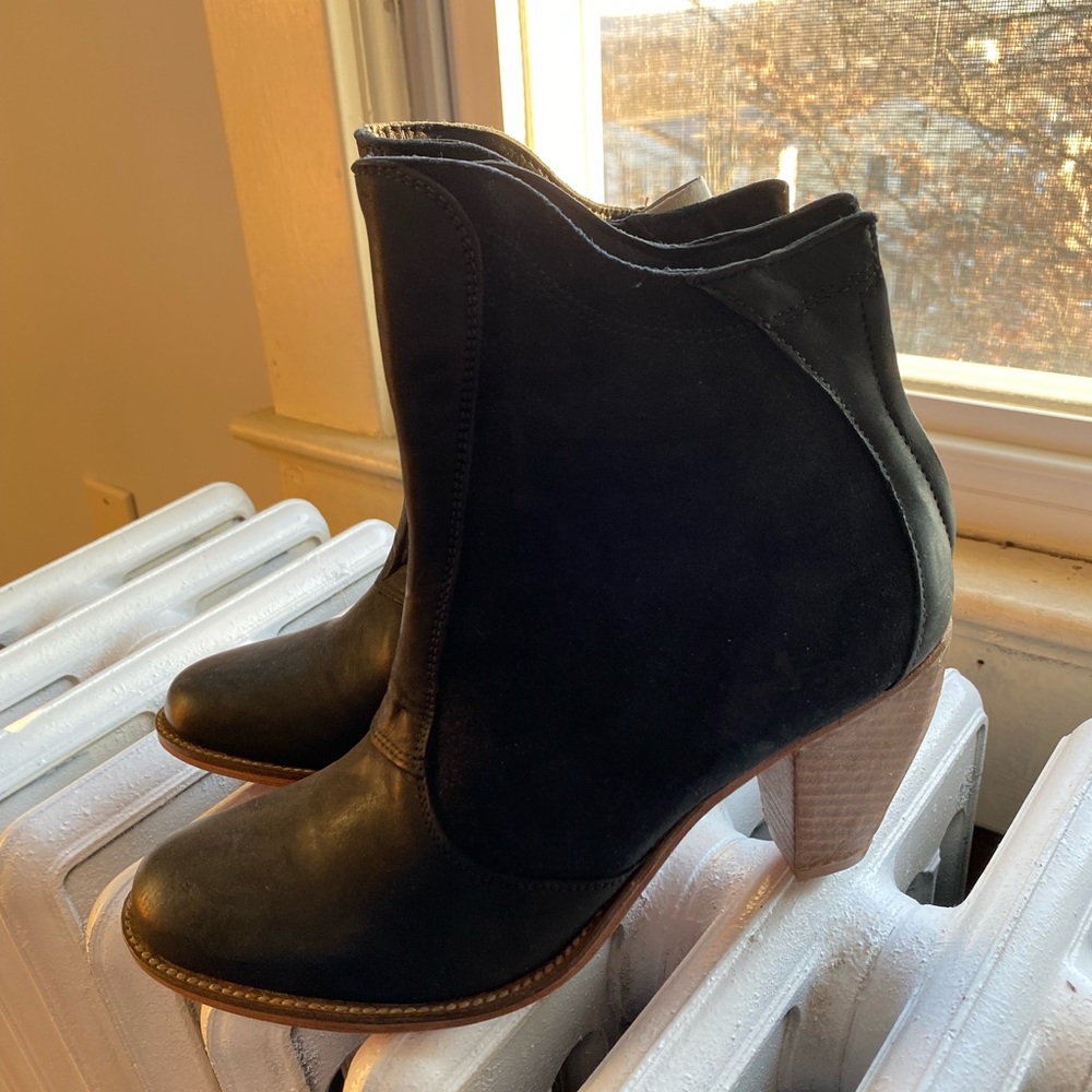 J Shoes Suede Ankle Boot Sz 9 (broken zippers)